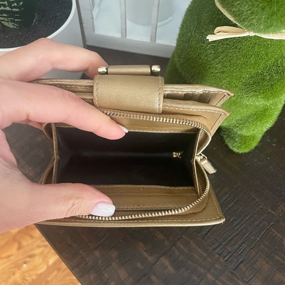 Gold Gucci bifold wallet ⭐️ - Picture 6 of 10